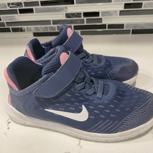 Kids Nike runners - Picture 1 of 3